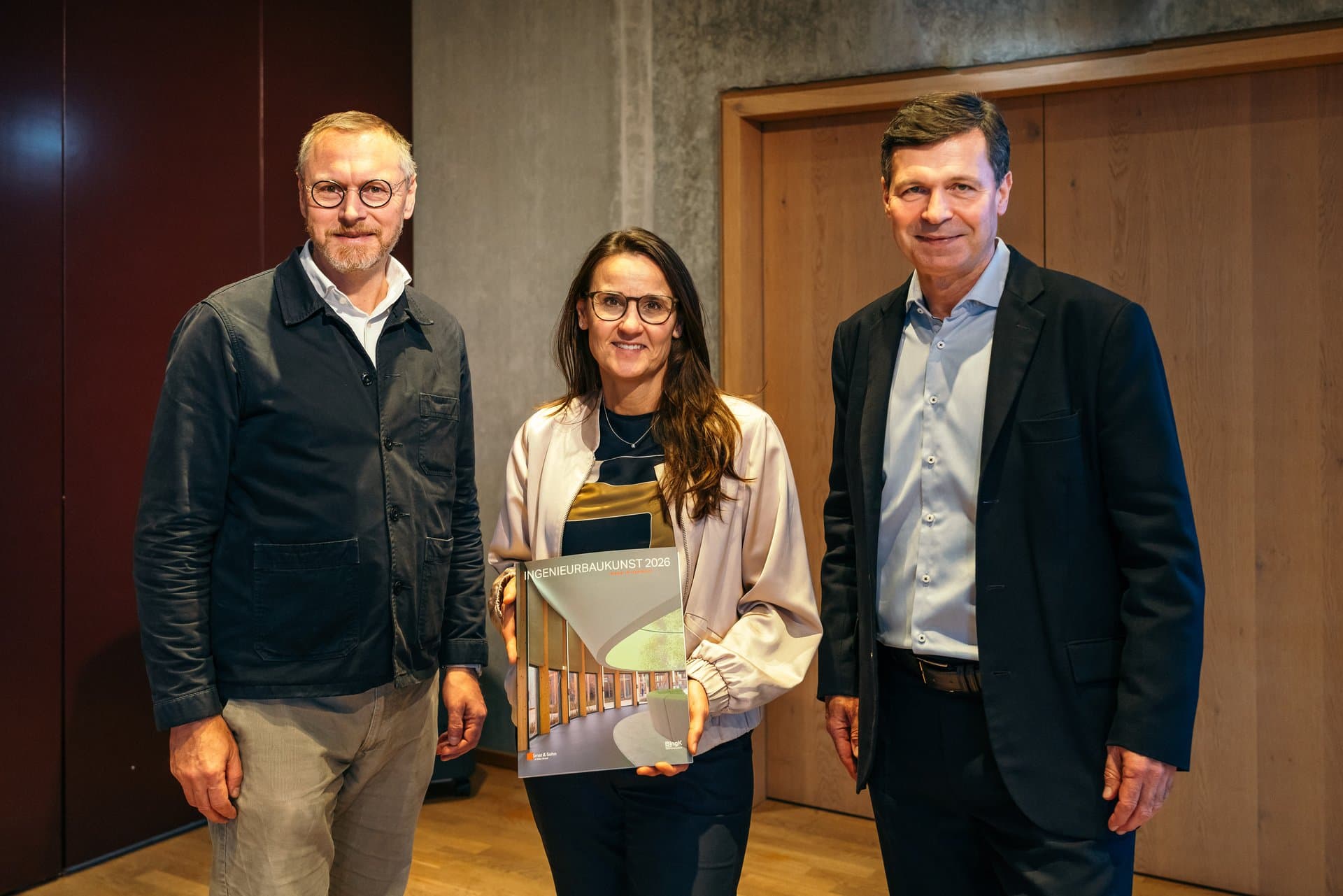 #7_IngD4C Übergabe Jahrbuch Ingenieurbaukunst. Dr. Bernhard Hauke, Dr. Stefan Weihrauch, Karen Pein – Foto: Stefan Haehnel