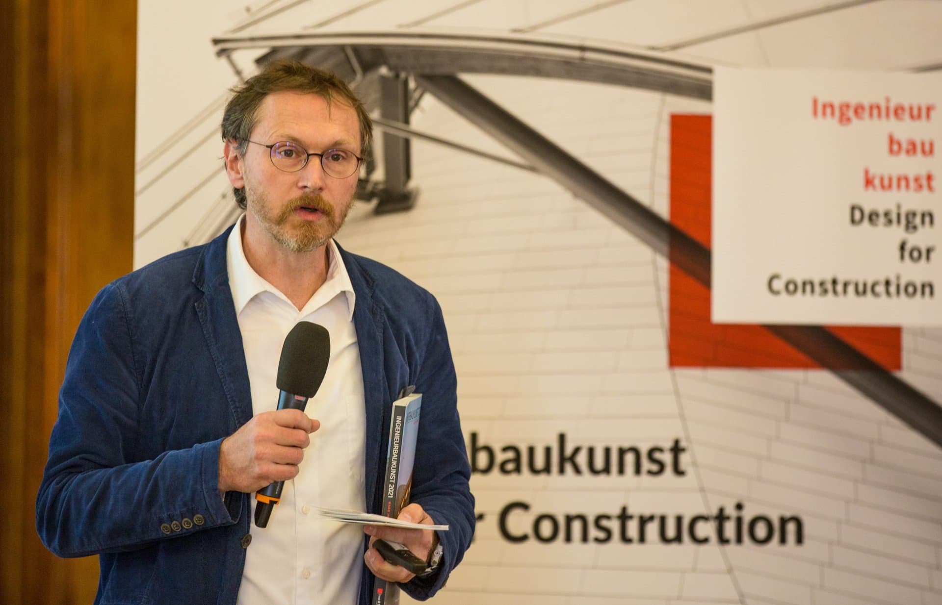 Moderiert wurde das 2. Symposium Ingenieurbaukunst – Design for Construction wieder von Bernhard Hauke, der Editorial Director des Verlages Ernst & Sohn ist.
