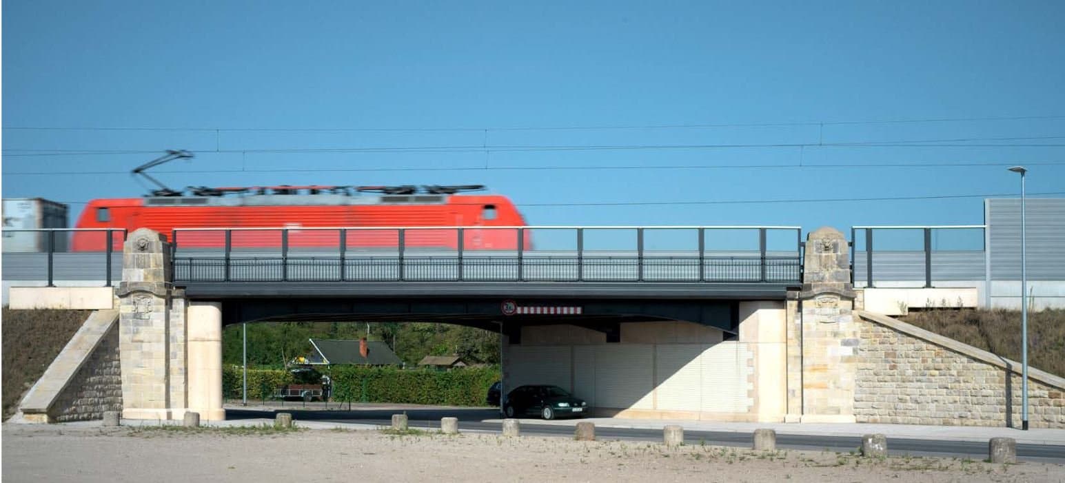Eisenbahnbrücke-Lange-Feld-Straße-2