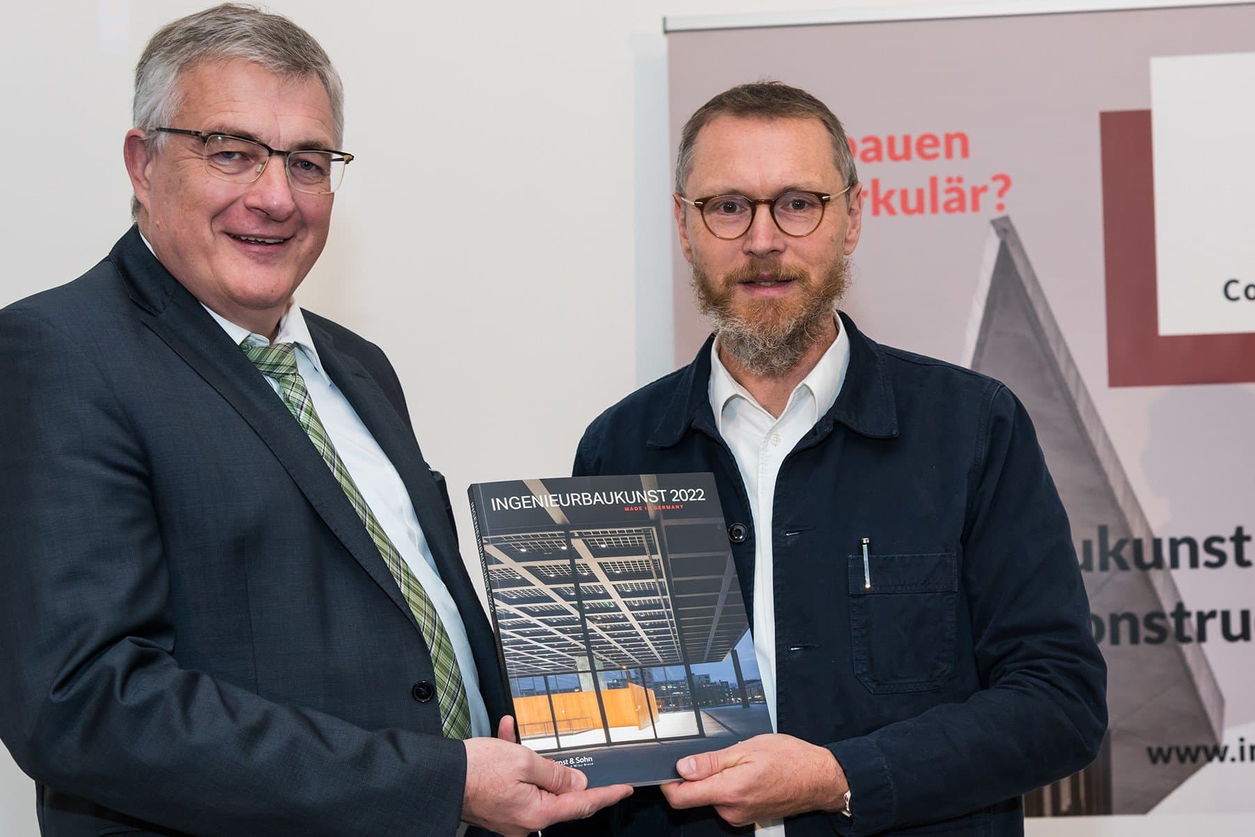 Vizepräsident Ingolf Kluge und Dr. Bernhard Hauke vom Verlag Ernst & Sohn mit der druckfrischen Ingenieurbaukunst 2022 der Bundesingenieurkammer, Foto: Renate Schildheuer