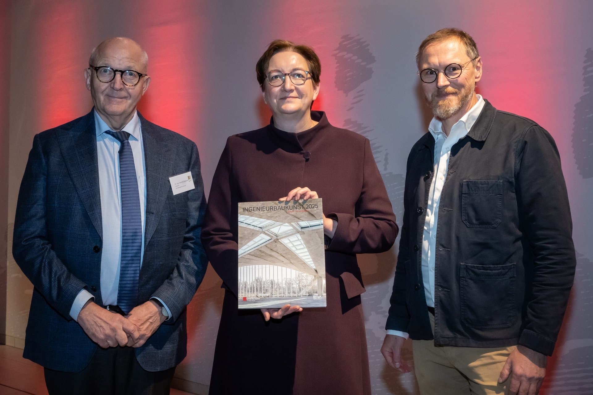 Dr. Heinrich Bökamp, Präsident der Bundesingenieurkammer und Dr. Bernhard Hauke, Verlag Ernst & Sohn, übergeben Bundesbauministerin Klara Geywitz die Ingenieurbaukunst 2025, Foto: Ernst & Sohn Foto: Christoph Petras