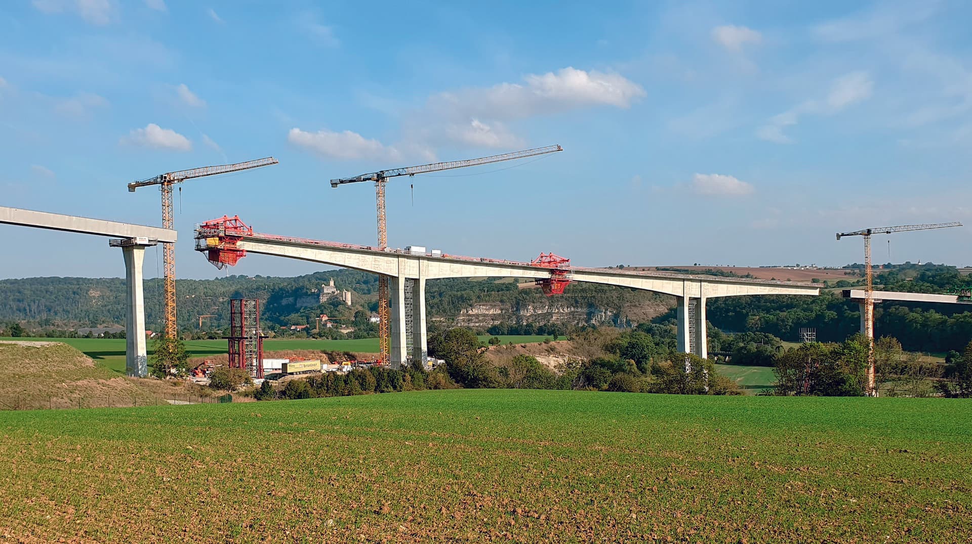 Lückenschluss über der Saale und Beginn Montage Hilfsstützen (© K+K/Toralf Zeißler)