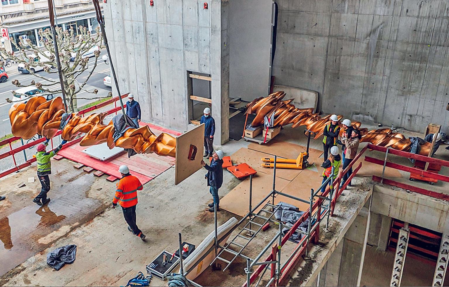 Eine besondere Herausforderung für das Planungsteam stellten die über 6 Meter hohen Skulpturen von Tony Cragg dar, die erst während der laufenden Baustellenarbeiten in Auftrag gegeben wurden und noch während der Bauphase mittels Kran eingehoben werden mussten. (© Helbig Marburger)