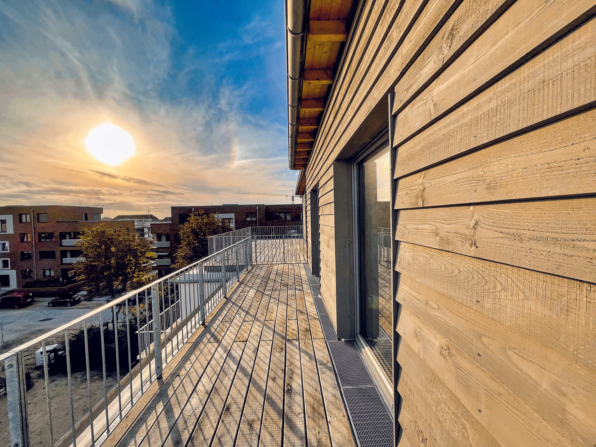 Sägeraue Holzschalung vor lehmverputzter Wand (© Dirk Scharmer)