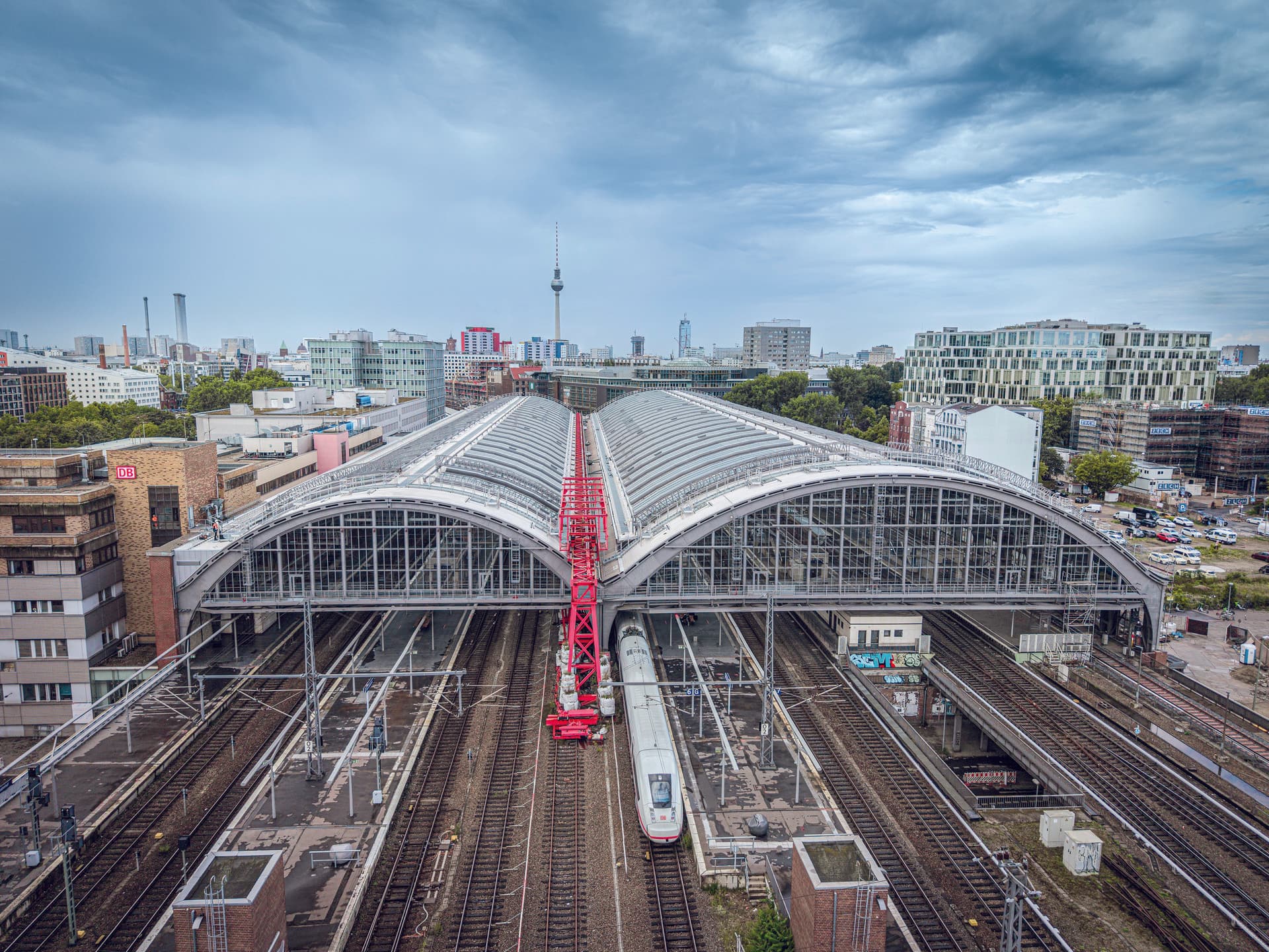 Die Hallen des Berliner Ostbahnhofs (© FOTOGRAFIEIMRAUM / Aron Jungermann)