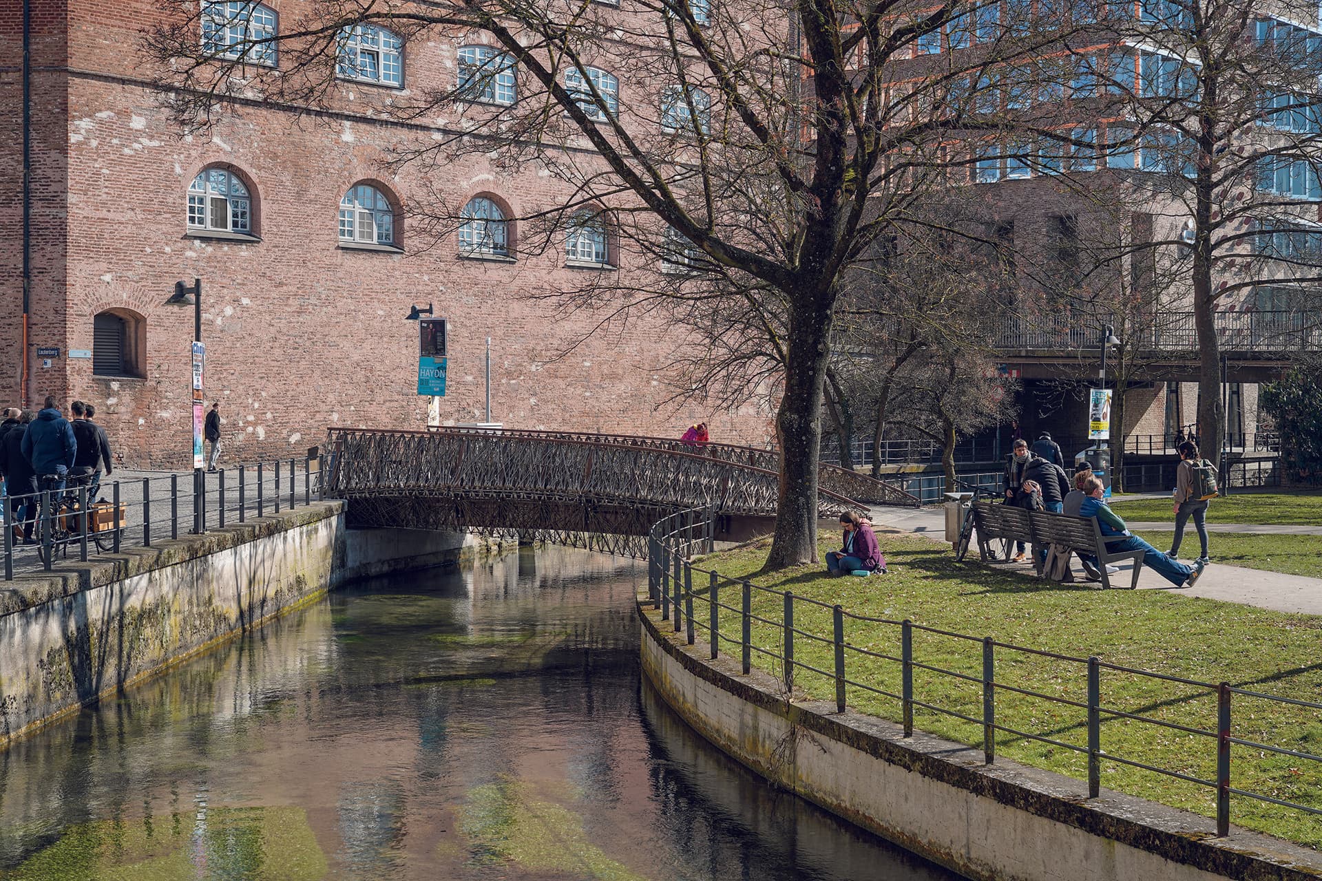 Die SCB Ulm ist die weltweit erste Brücke aus Flachsfasern und einem biobasierten Polyesterharz, die mit Kraftfahrzeugen befahren werden kann. (© Conné van d‘Grachten)