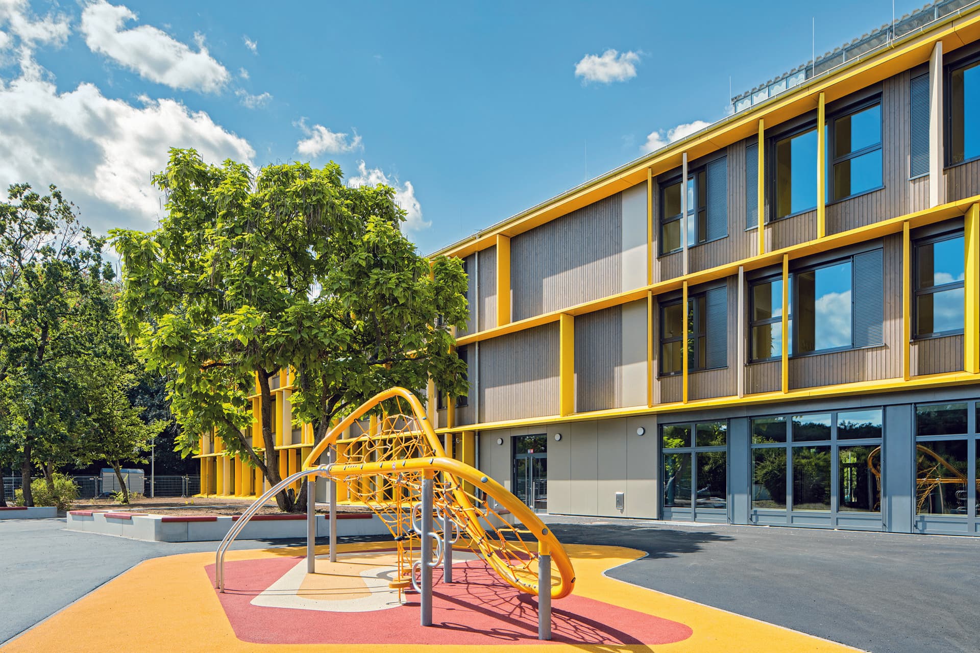 Außenansicht: Fassade mit Sonnenschutz-Lamellen (© Rahel Welsen)