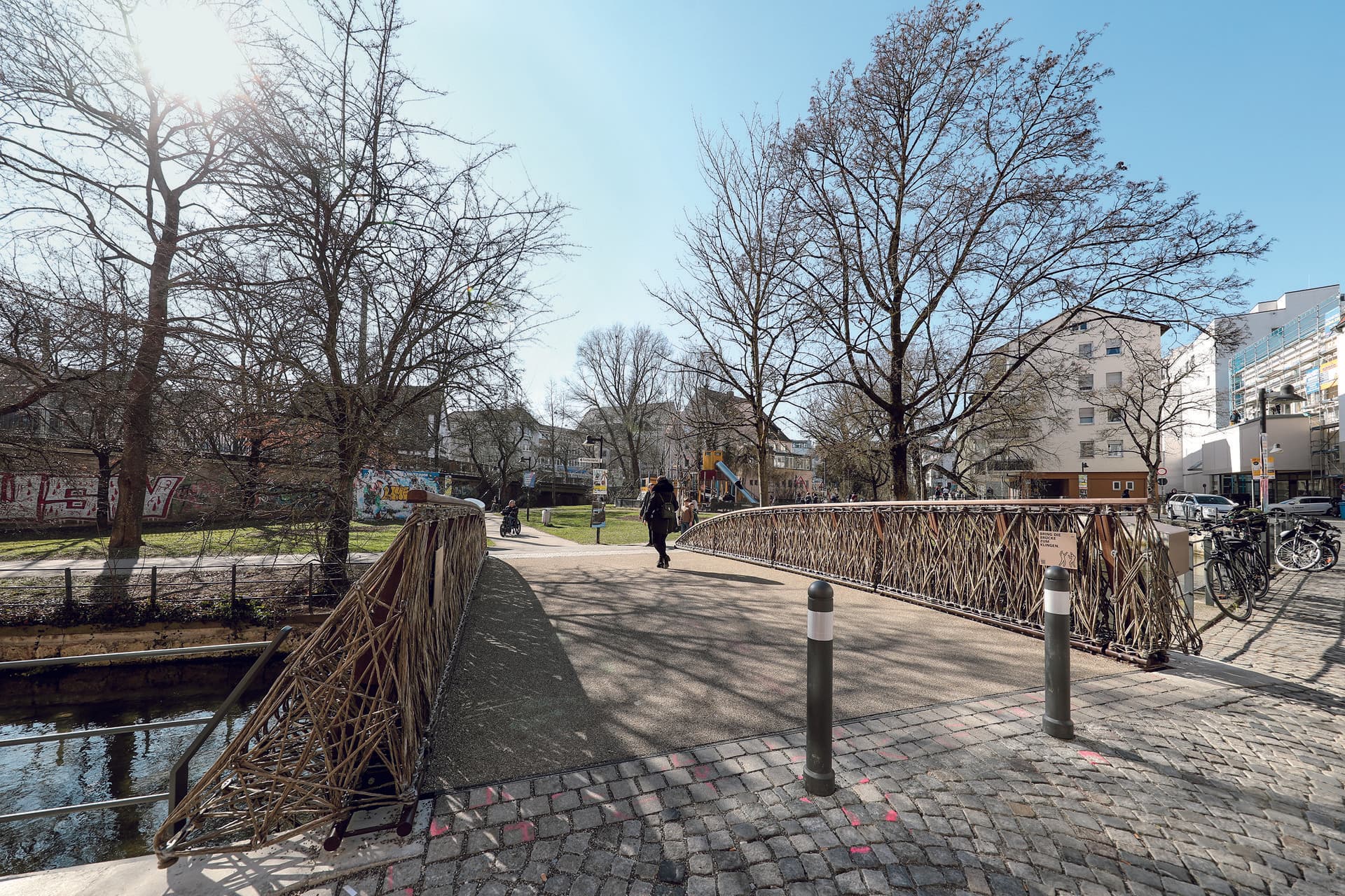 Das per Roboter in einem Wickelverfahren hergestellte Geländer bringt die Naturfasern zur Geltung und gibt einen Hinweis auf die Materialien, die im Inneren der Brücke verwendet wurden. (© Conné van d‘Grachten)