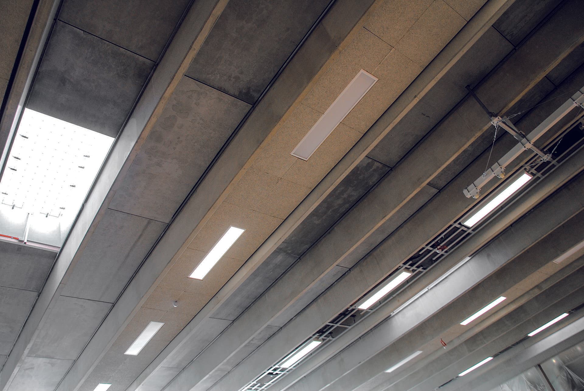 Blick von der Galerie in die Sporthalle mit der Decke aus Carbonbetonbindern (© CARBOCON)