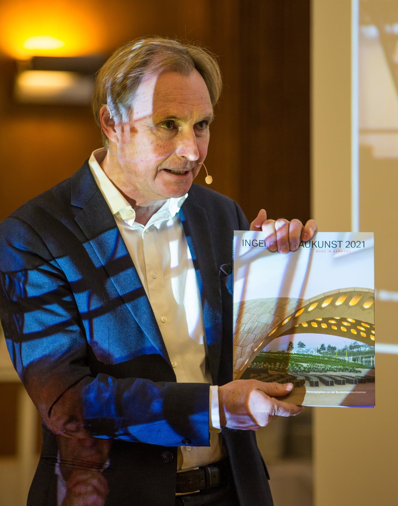 Reiner Nagel, Vorsitzender der Bundesstiftung Baukultur, mit dem Jahrbuch Ingenieurbaukunst 2021, Foto: Caren Pauli