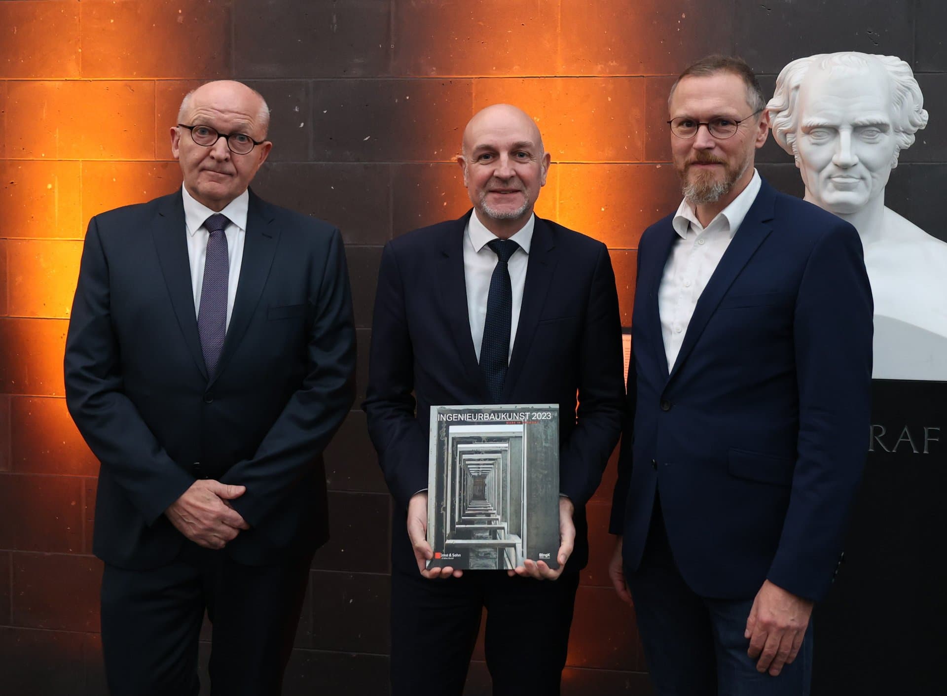 Dr. Heinrich Bökamp, Präsident der Bundesingenieurkammer und Dr. Bernhard Hauke, Verlag Ernst & Sohn, übergeben Staatssekretär Dr. Rolf Bösinger, Bundesbauministerium die Ingenieurbaukunst 2023, Foto: Ernst & Sohn
